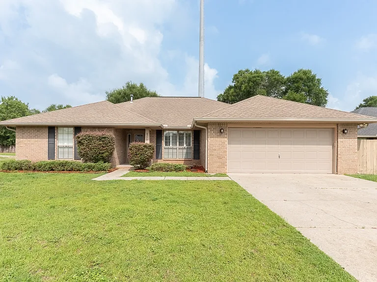 8770 Kennedy Dr — Photo 2
