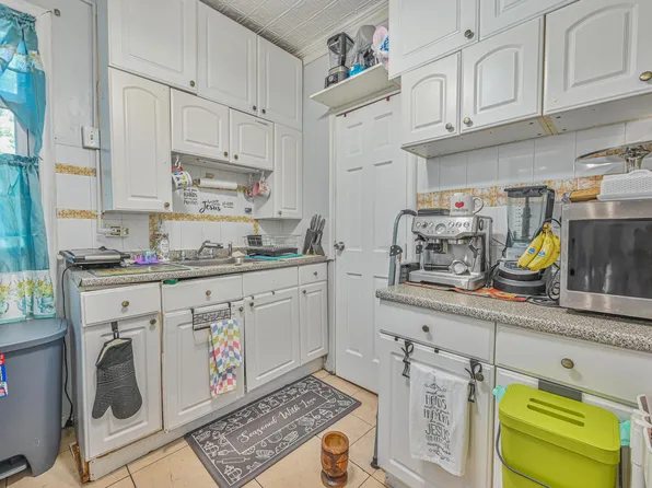 1426 Saint Lawrence Avenue image 11 of 17