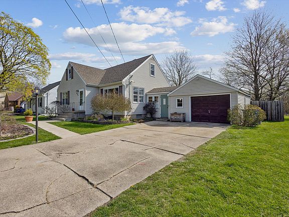 3rd image of 684 Fairfield Ave NW