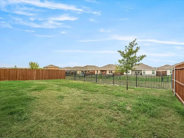 805 Fueller Dr — Photo 5