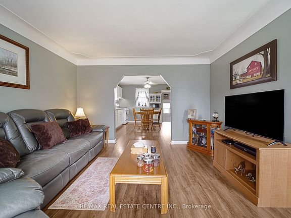 5th image of 205 Crysler St