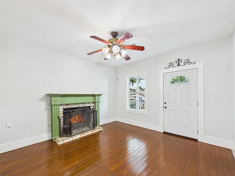 314 W Sidnor St — Photo 4