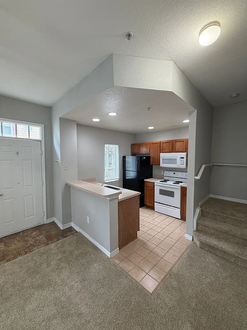 Two Story Town House — Photo 4