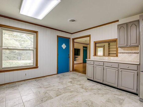 5th image of 2837 Woodmere Dr