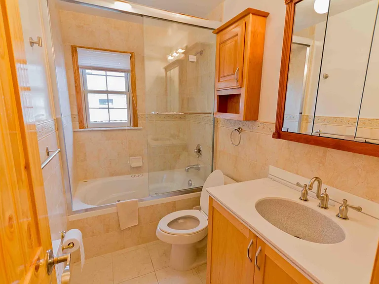48 Rochester Ave #UPSTAIRS — Photo 12