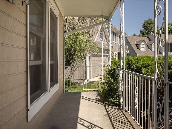 3rd image of 912 Paw Paw Ln