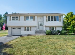 16 Sunset Ln, Oak Ridge, NJ 07438