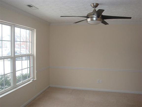 5th image of 2610 Hillsdale Dr