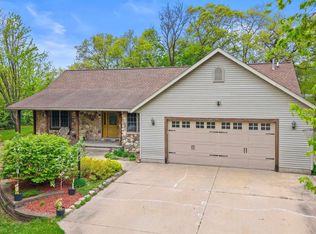 3976 Lindstrom Ln, Stevens Point, WI 54482