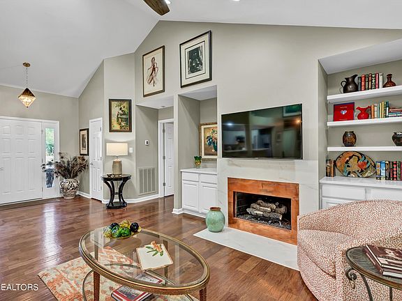 4th image of 208 Kanoonoo Cir