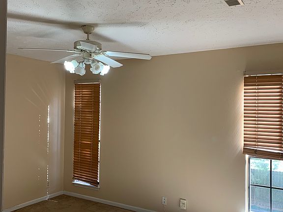 3rd image of 400 Oakhaven Dr
