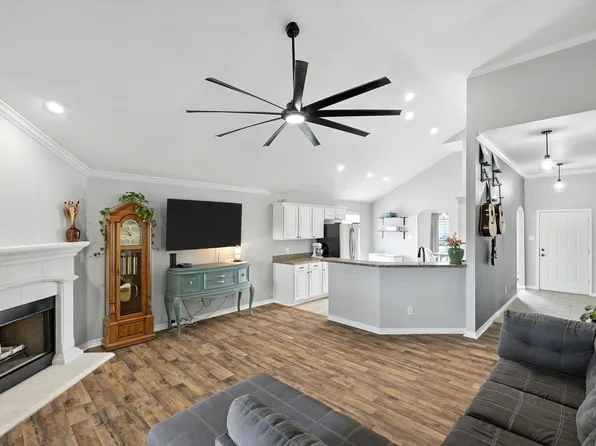 848 Coppin Dr, Fort Worth, TX 76120