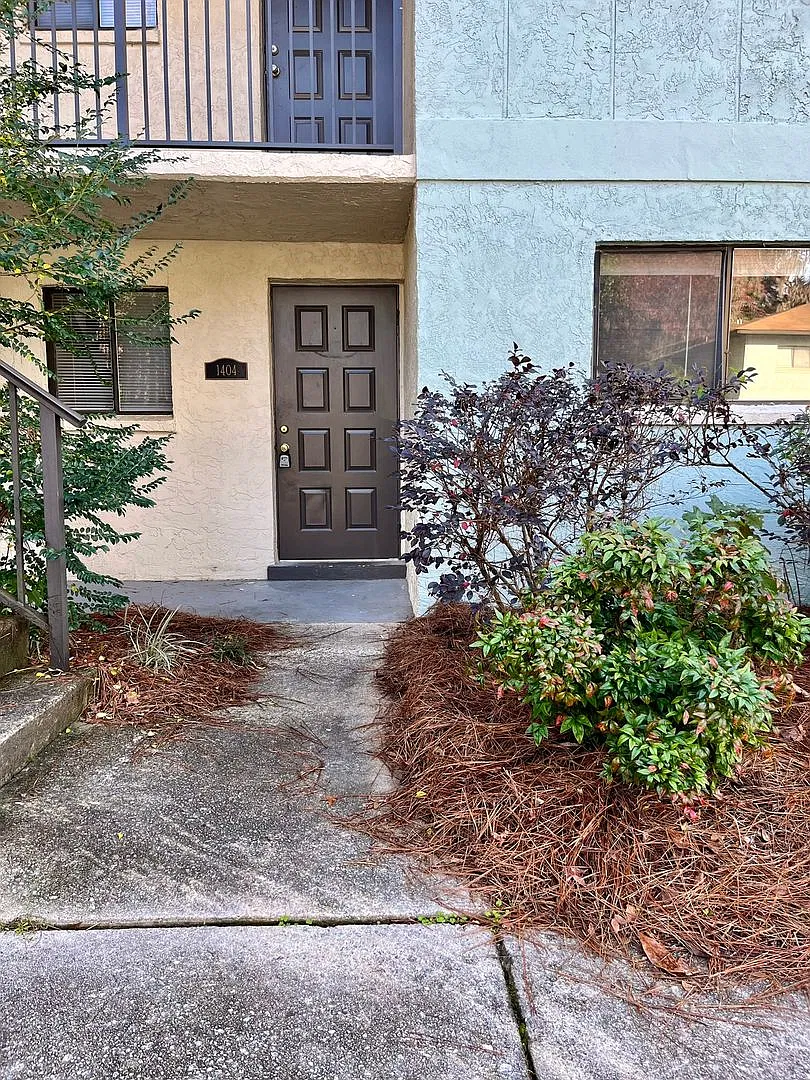 2 bedroom, 2 bath Condo on 1st floor located close to Truman and Coffee Bluff. — Photo 1