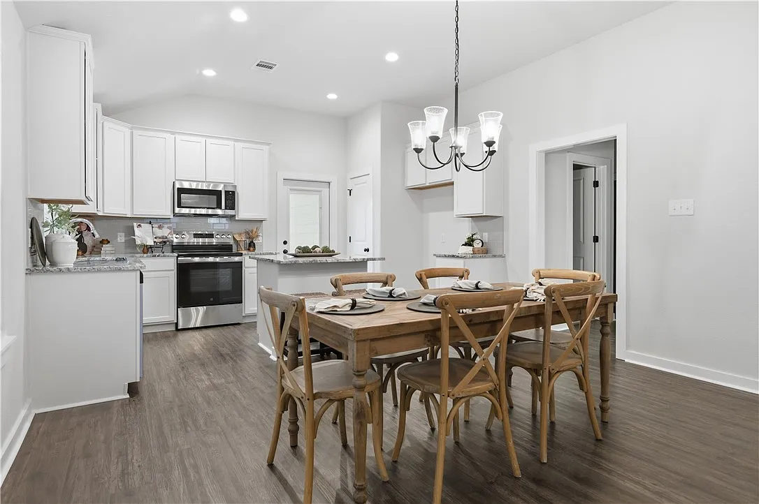 3 bed, 1235 sqft, $1,895 — Photo 3
