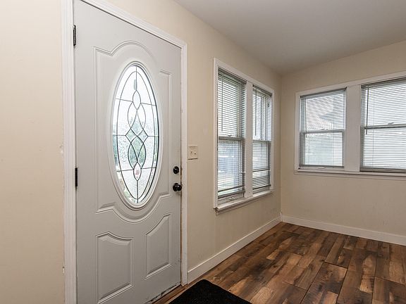 2nd image of 912 Marquette Ave