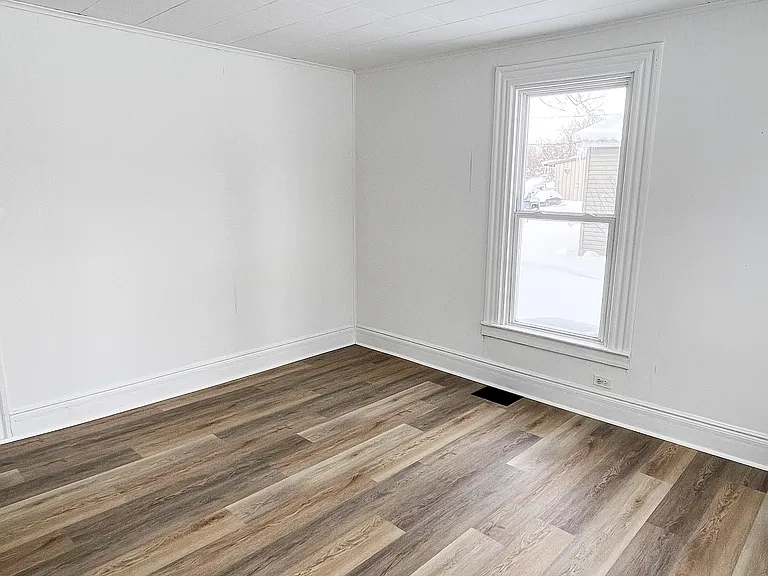 1019 Superior St — Photo 10