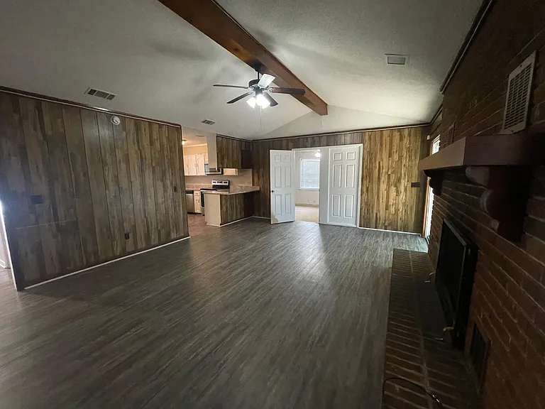 817 Robin Hood Trl — Photo 13