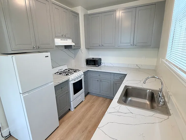 2650 Franklin St — Photo 3