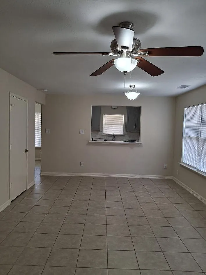 4 bed, 2.5 bath, 1838 sqft, $2,000 — Photo 2