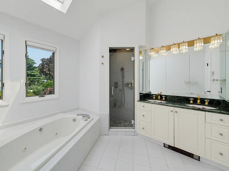 BRIGHT & AIRY BATHROOM- DOUBLE VANITY AND SEPERATED SHOWER/TUB