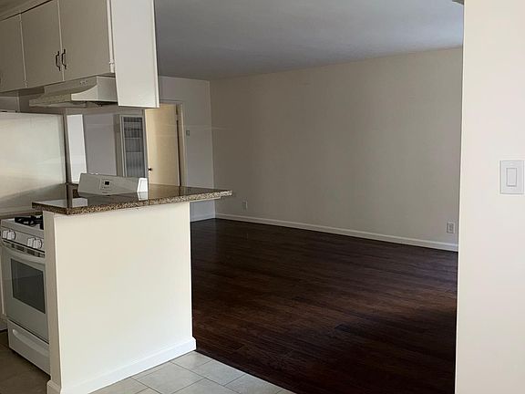 5th image of 5738 Whitsett Ave APT 209