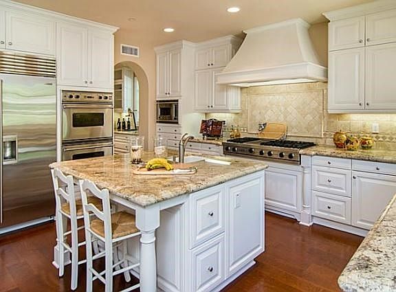 gourmet kitchen perfect for entertaining...
