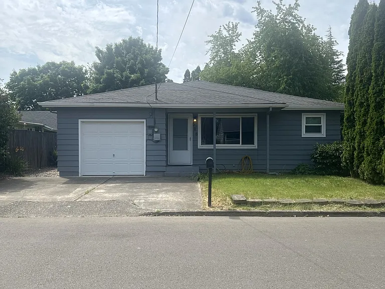 516 NW Forest St — Photo 2