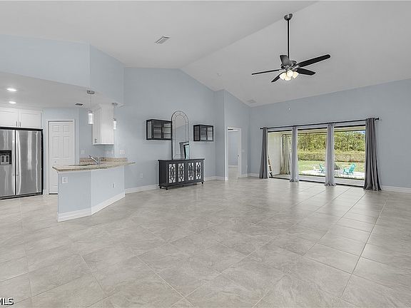 4th image of 1012 Calvin Ave