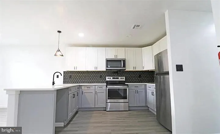 2 bed, 1.0 bath, 2016 sqft, $1,875 — Photo 4