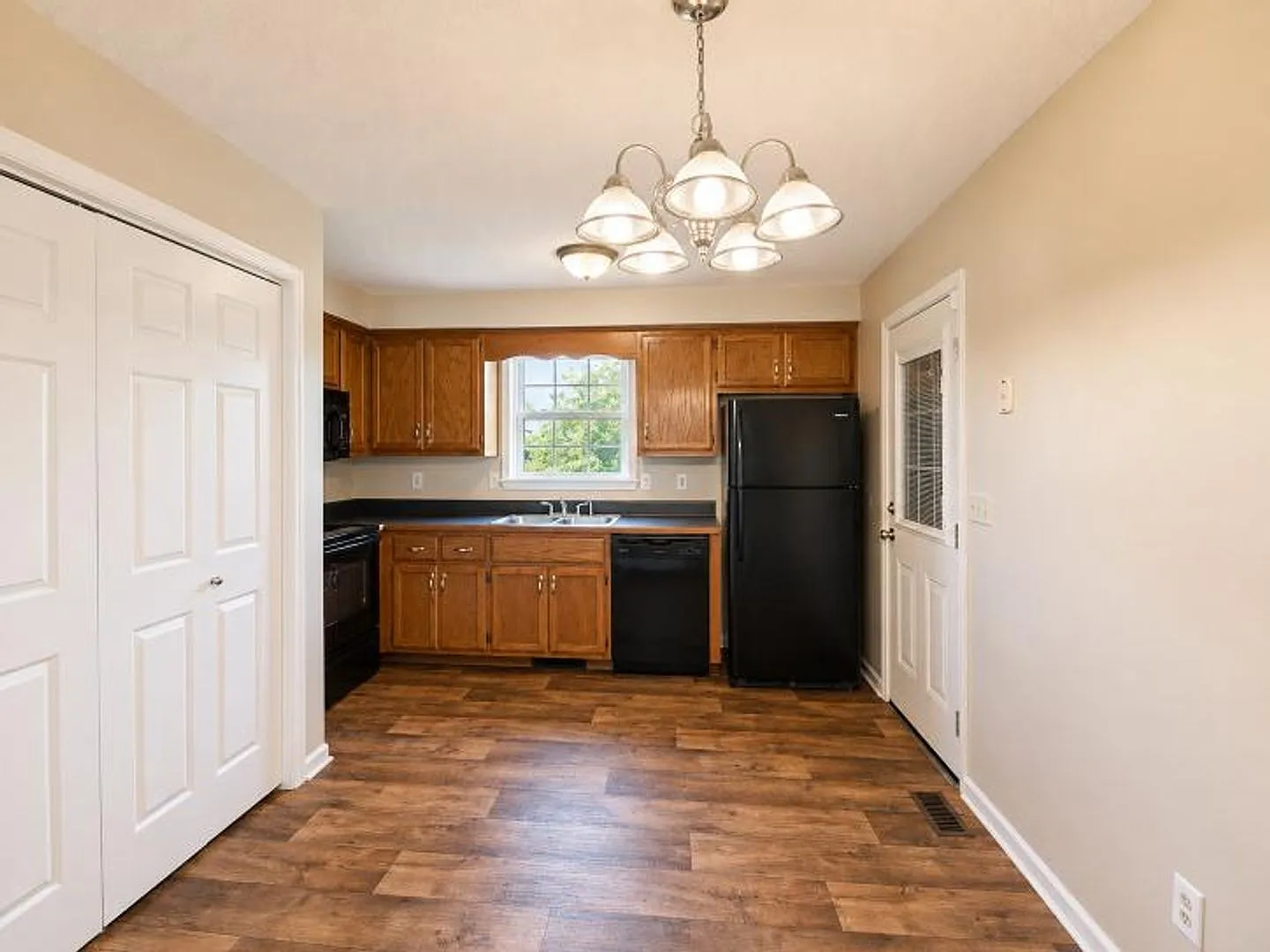 $1250 - 3 Bedroom 1.5 Bath Ranch Home — Photo 4