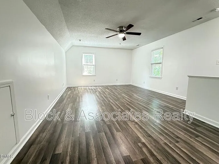 401 Holly Berry Ln — Photo 30