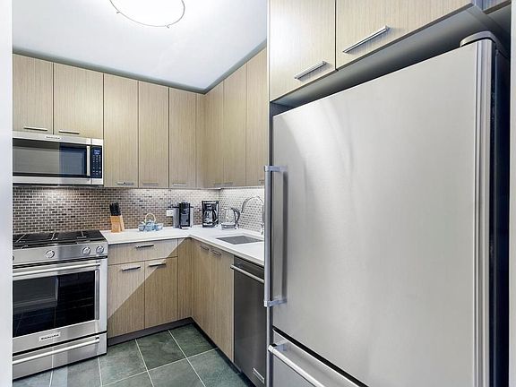 5th image of 105 Duane St APT 25D