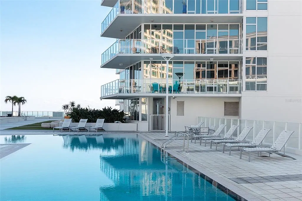1 bed, 915 sqft, $4,400 — Photo 2
