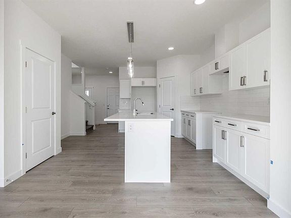 5th image of 312 N Edgefield Close