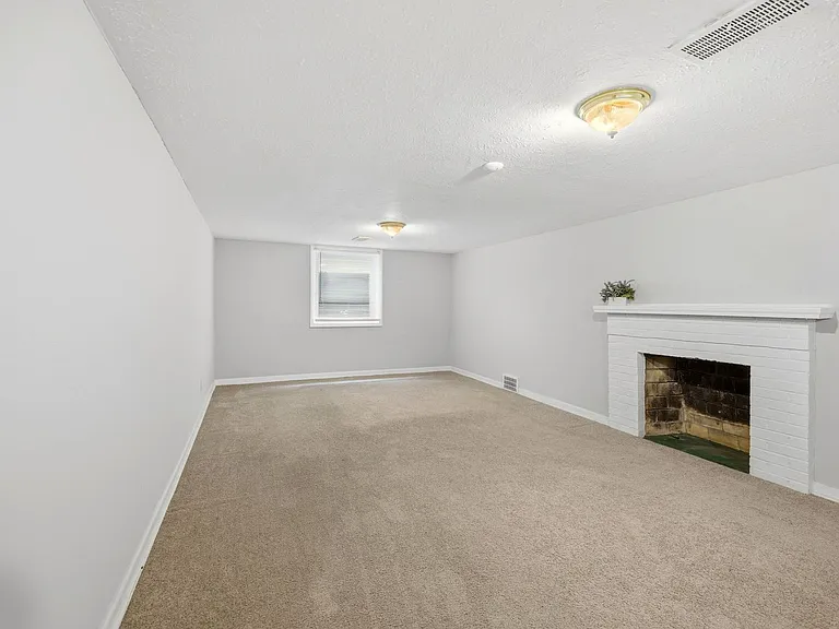 3889 Grenville Rd — Photo 28