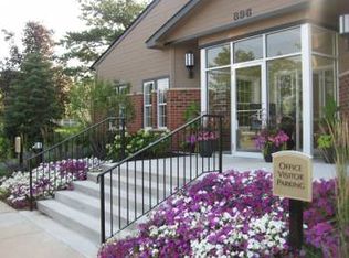883 Benedetti Dr APT 201, Naperville, IL 60563