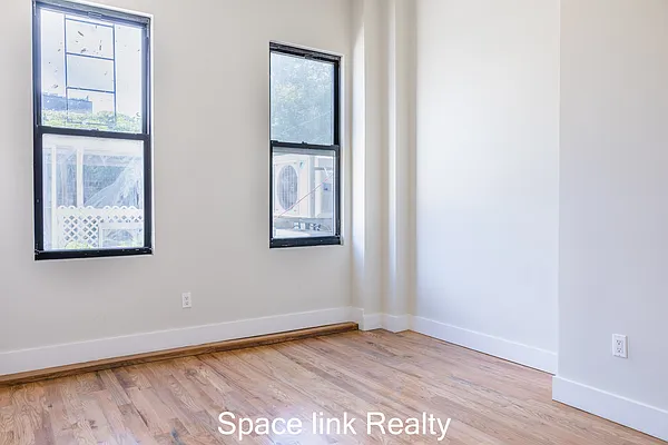 Rented by Space Link Realty | media 7