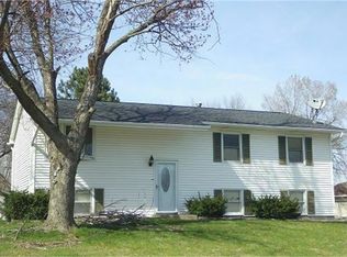 1122 Pinehill Rd, Bettendorf, IA 52722