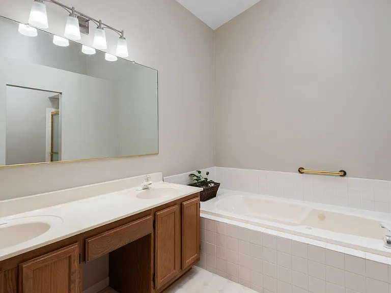 27W220 Chelsea Cir — Photo 16