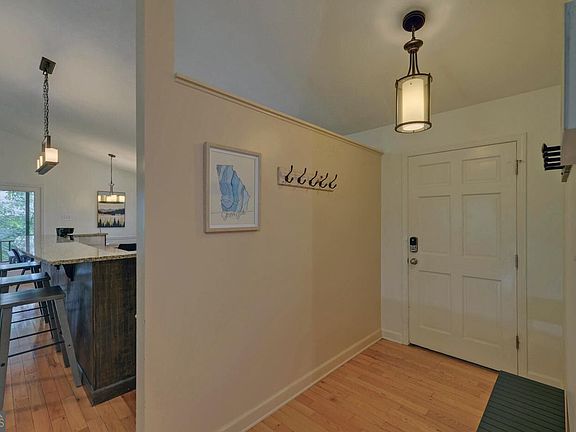 4th image of 303 River Point Rd
