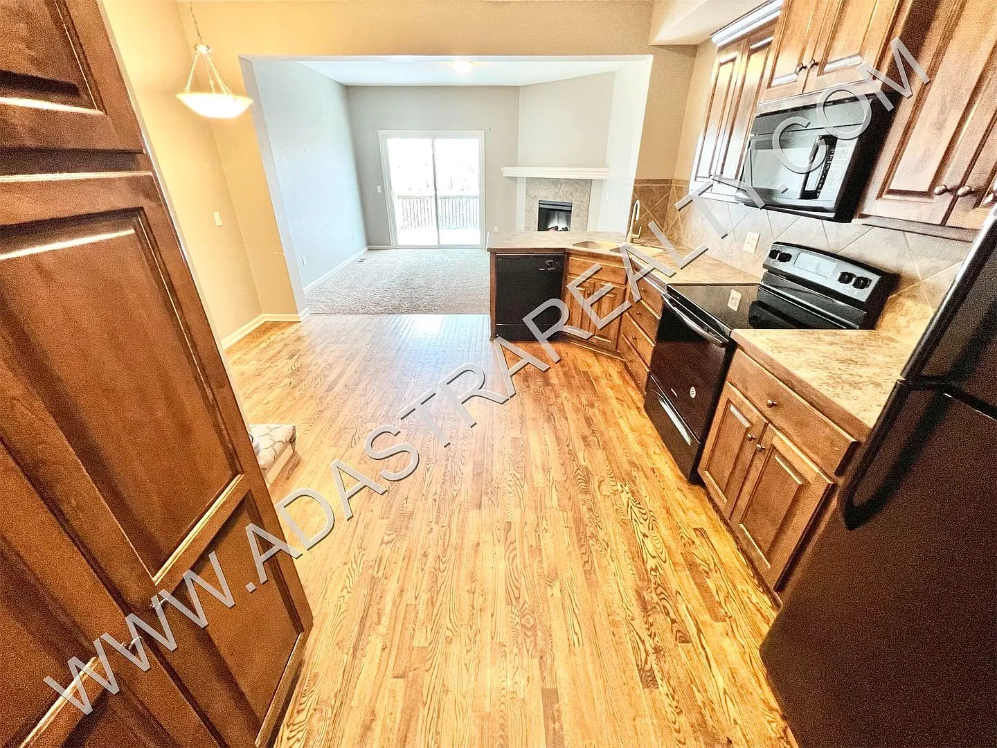 Beautiful and Spacious Olathe Townhome-Available in AUGUST — Photo 4