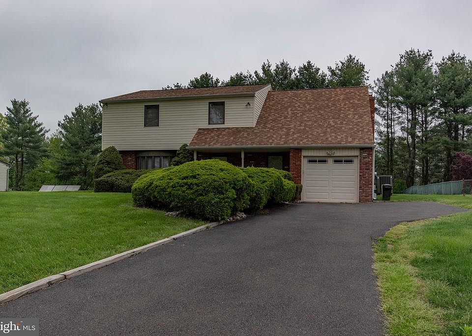 1st image of 122 Ann Dr