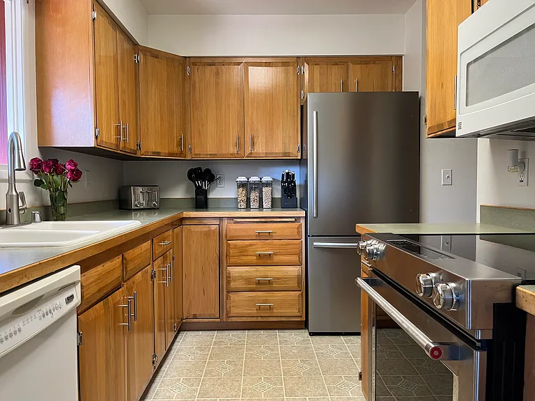 1315 Bennington Dr — Photo 3