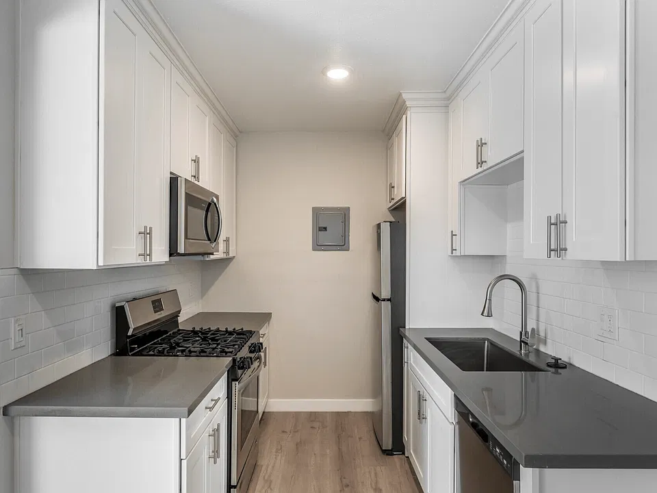 La Pat Apartments