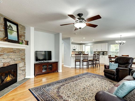 5th image of 1046 NE Creeksedge Dr