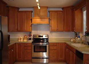 Updated kitchen w/ stainless steel appliances