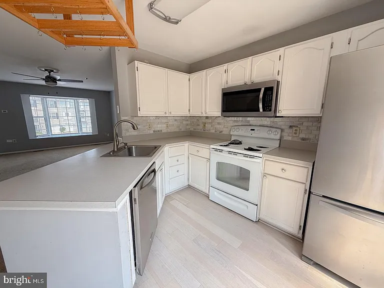 9424 Sea Breeze Ct — Photo 10