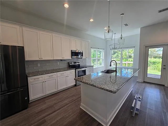 3 bed, 2.0 bath, 1355 sqft, $1,700 — Photo 2