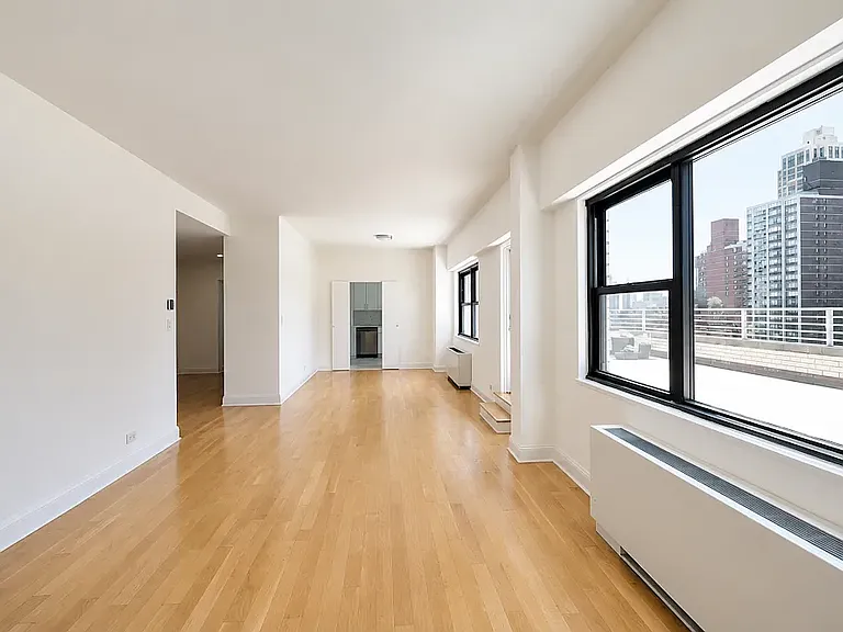 305 E 86th St #PHG — Photo 2