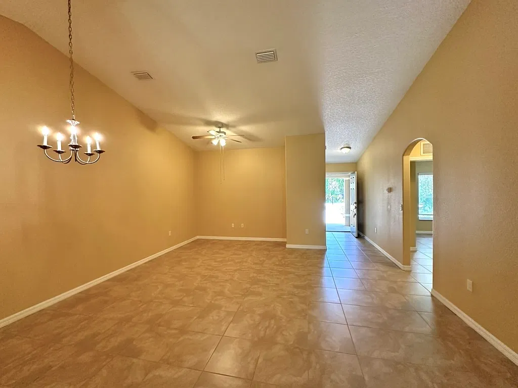 3 bed, 1211 sqft, $1,600 — Photo 3